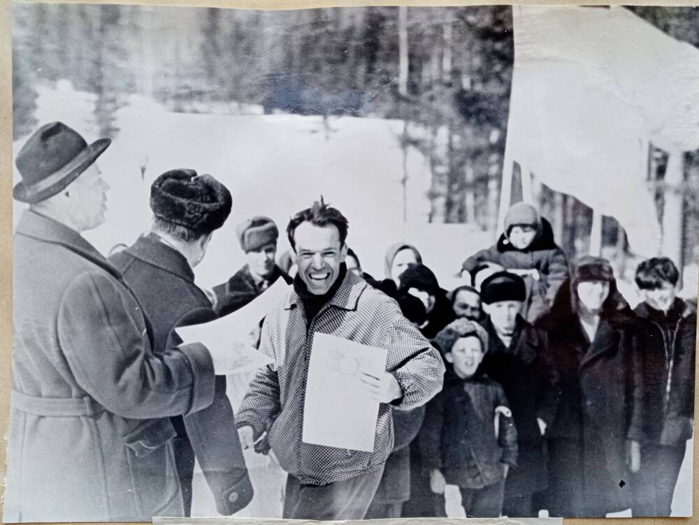 Фото из альбома по истории развития лыжного спорта в Н. Тагиле с 1926 года. Кононов Н.М. получает грамоту.