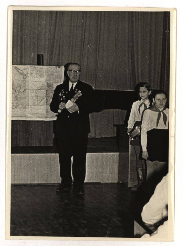 Фото. Н.Е. Кудренко, участник обороны Ленинграда, выступает перед учащимися школы № 11 в зале Краеведческого музея.