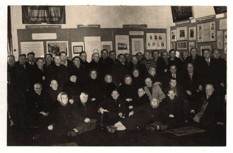 Фото. Группа участников Гражданской войны в зале Краеведческого музея.