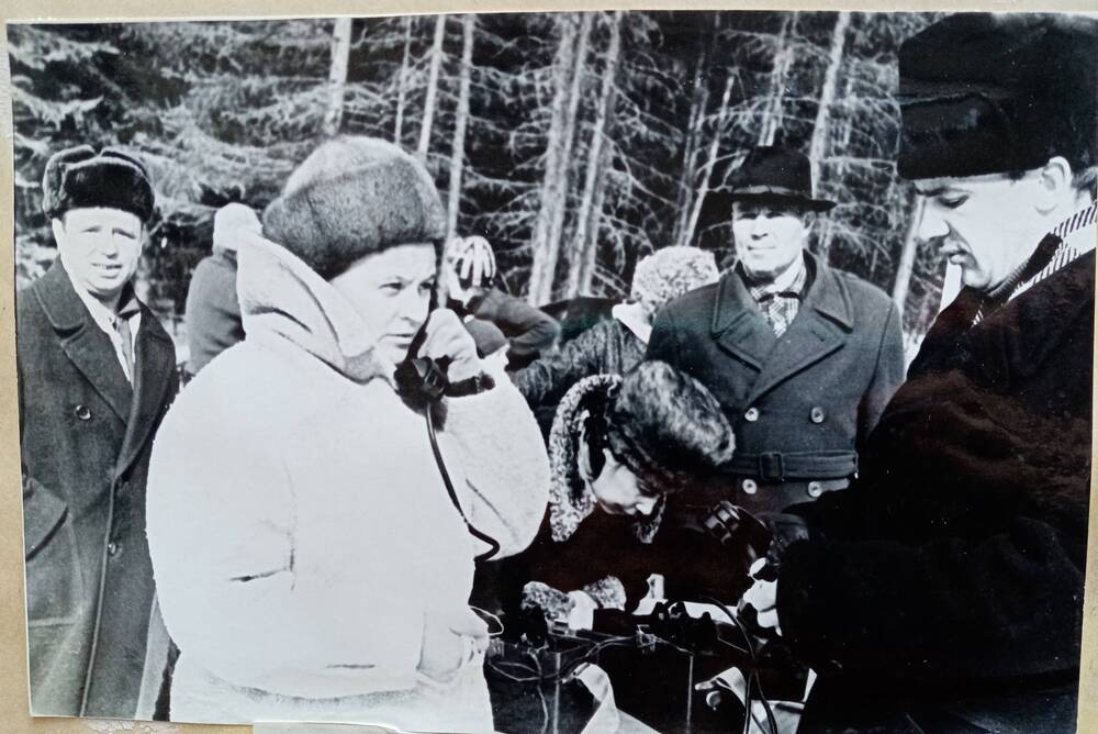Фото из альбома по истории развития лыжного спорта в Н. Тагиле с 1926 года. Работа судейского аппарата на соревнованиях на приз газеты «Тагильский рабочий».