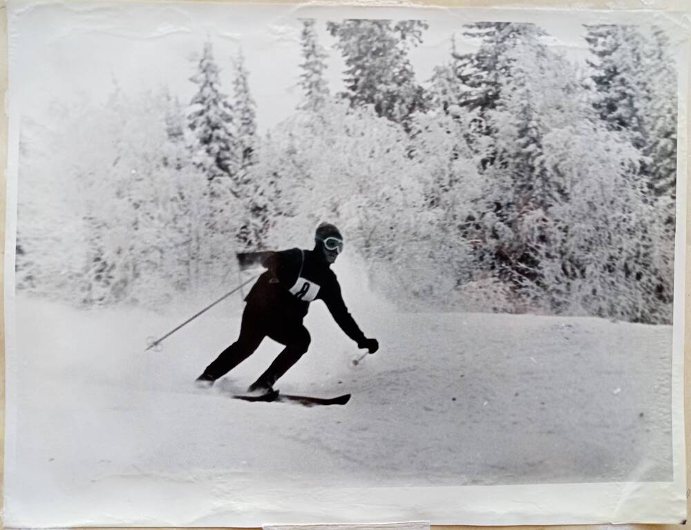 Фото из альбома по истории развития лыжного спорта в Н. Тагиле с 1926 года. На трассе горы Белой.