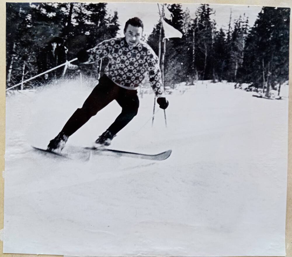 Фото из альбома по истории развития лыжного спорта в Н. Тагиле с 1926 года. Романов В. на трассе.