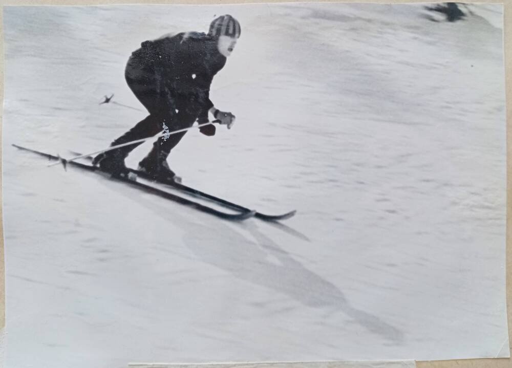 Фото из альбома по истории развития лыжного спорта в Н. Тагиле с 1926 года. Сергей Лобода на трассе.