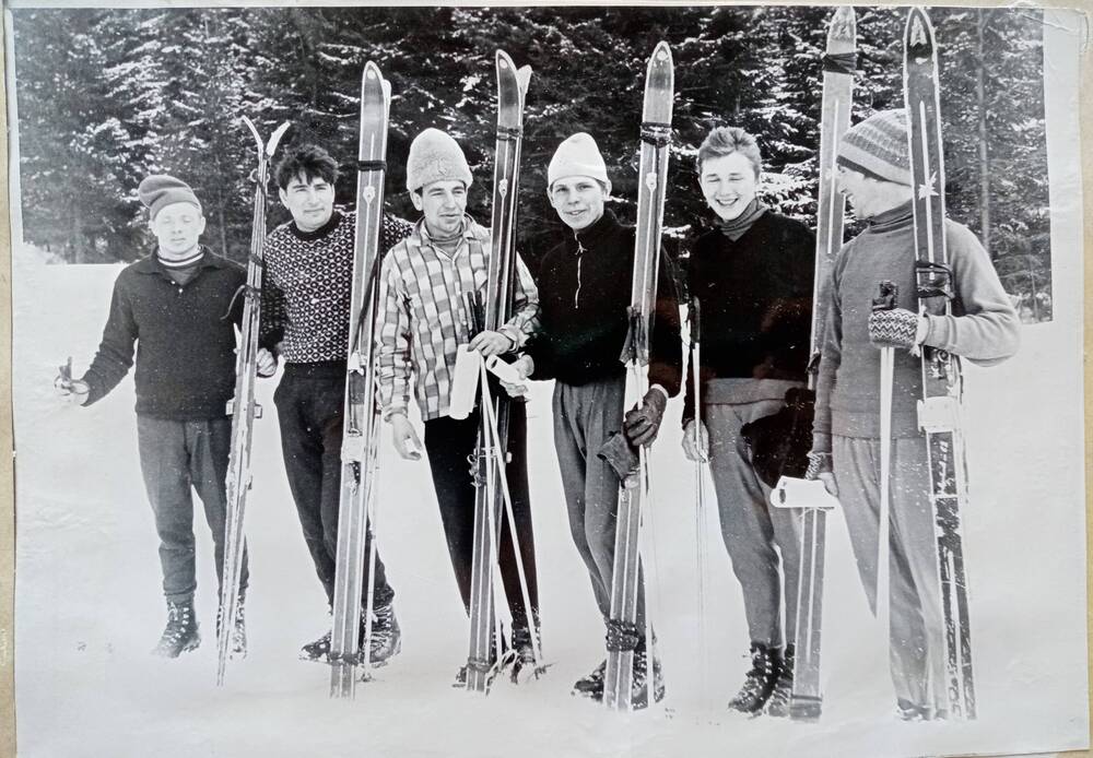 Фото из альбома по истории развития лыжного спорта в Н. Тагиле с 1926 года. Одни из первых освоили гору Белую.