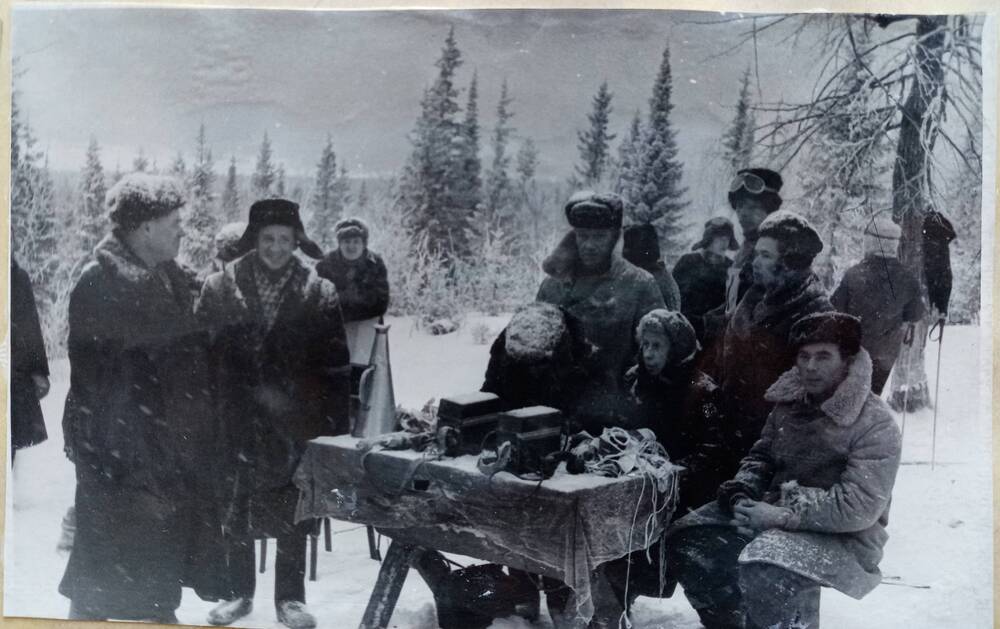 Фото из альбома по истории развития лыжного спорта в Н. Тагиле с 1926 года. И в снег, и в бурю – судьи всё выдержат.
