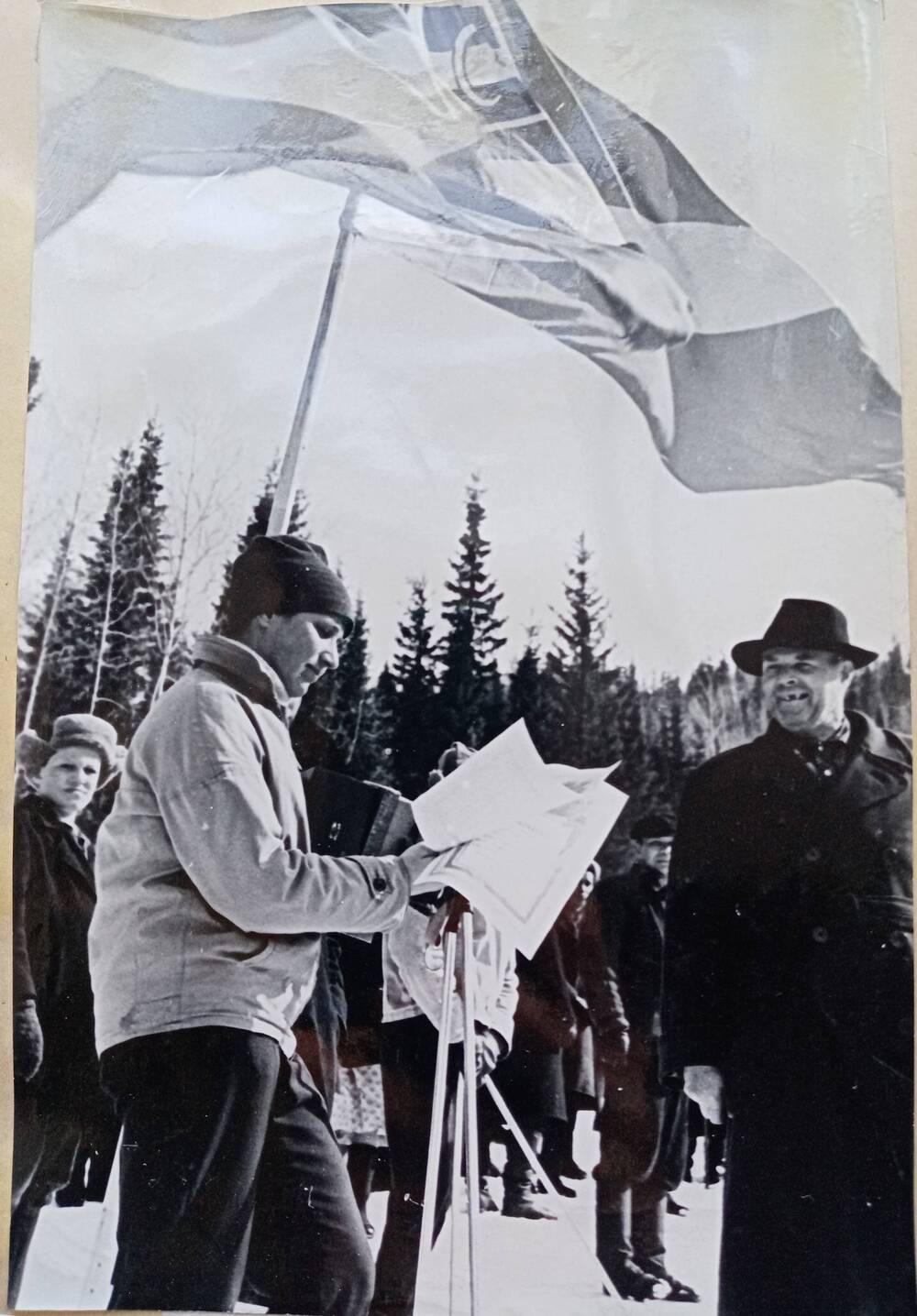 Фото из альбома по истории развития лыжного спорта в Н. Тагиле с 1926 года. Галю Зорину наградили.