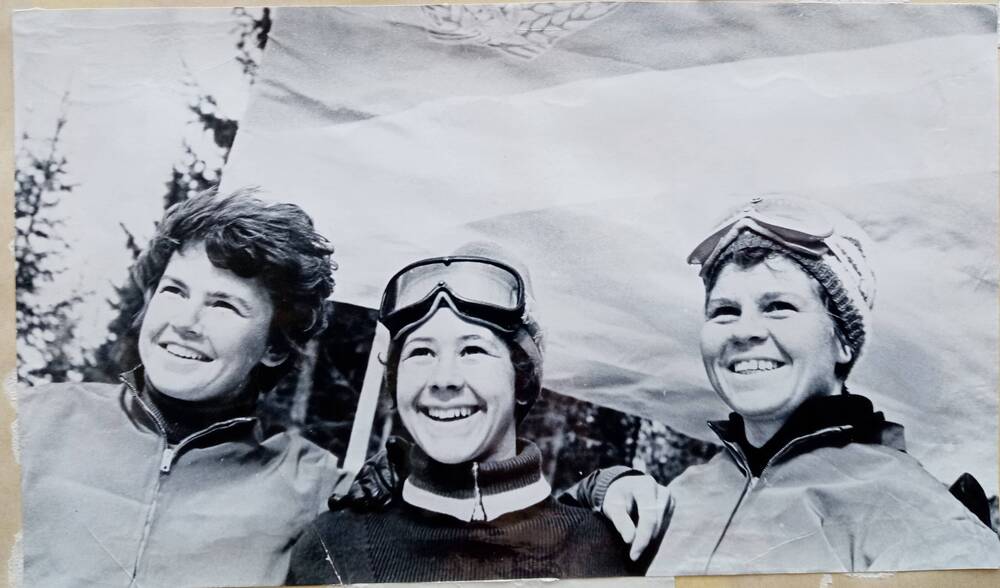 Фото из альбома по истории развития лыжного спорта в Н. Тагиле с 1926 года. Наши лучшие горнолыжницы: Галя Малозёмова, Люда Данда, Рита Клейменова.