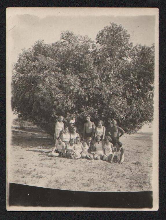 Фото.
В.И. Наследышева (1-й ряд, 1-я) с однокурсниками на летнем отдыхе. 1930-е гг