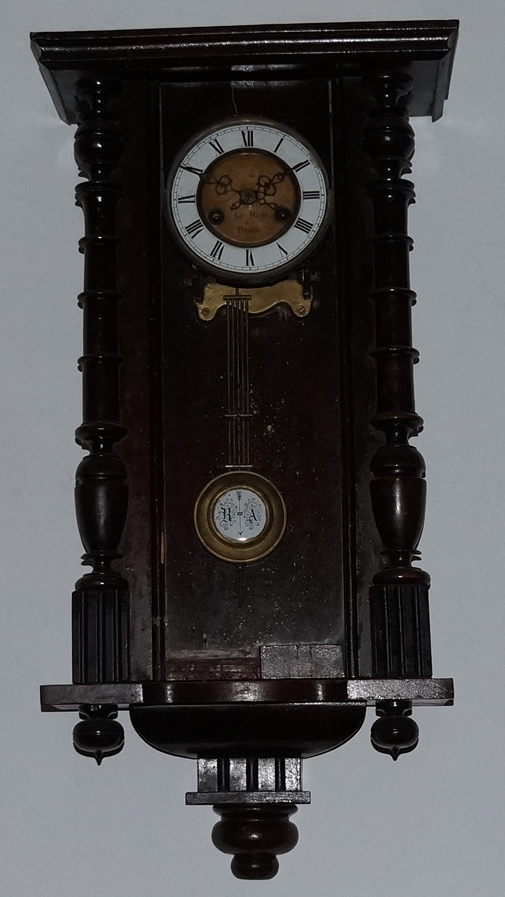 Часы настенные, механические в деревянном корпусе.