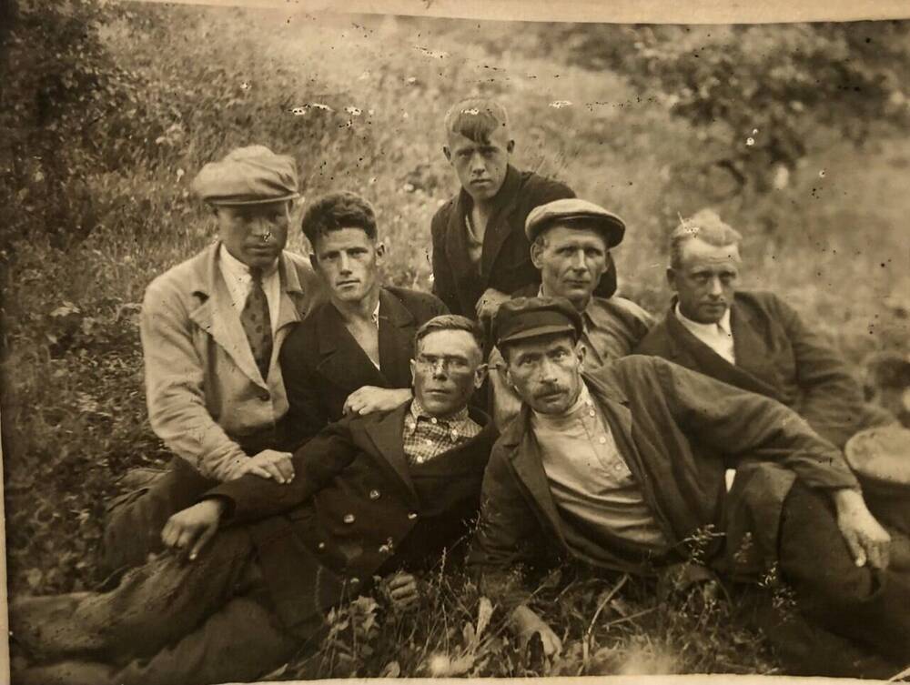 Фотография группы мужчин в Городском парке, среди них Капцов Виктор Иванович, участник ВОВ.