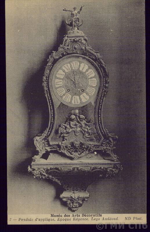 [Франция]. Париж. Музей декоративного искусства. Стенные часы с маятником. Эпоха Регентства.