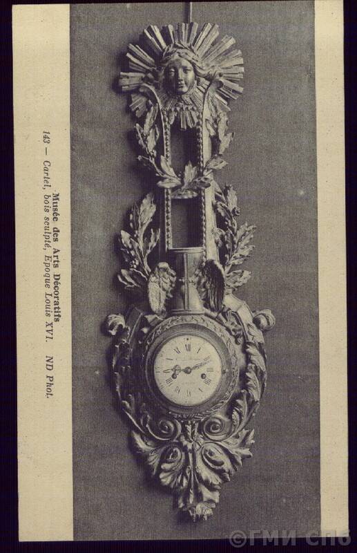 [Франция]. Париж. Музей декоративного искусства. Часы, резное дерево, эпоха Людовика XVI.