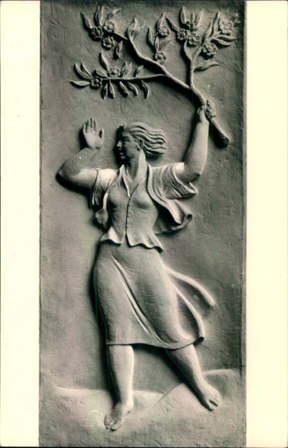 Без названия. (Женщина с веткой). Скульптор Шандор Микуш. Открытка Центрального Совета венгерских женщин.