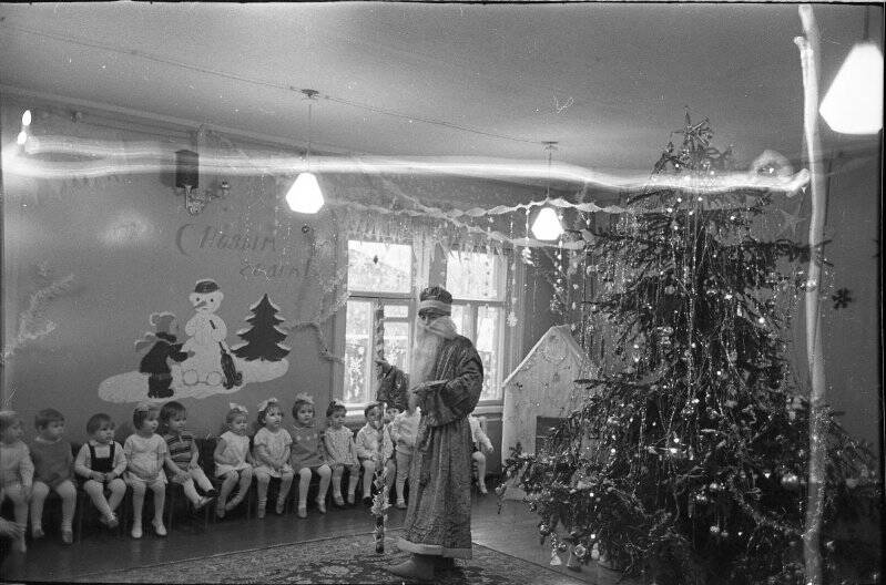Негатив черно-белый. Новогодняя ёлка в детском саду № 1770 АПН в Малаховке.