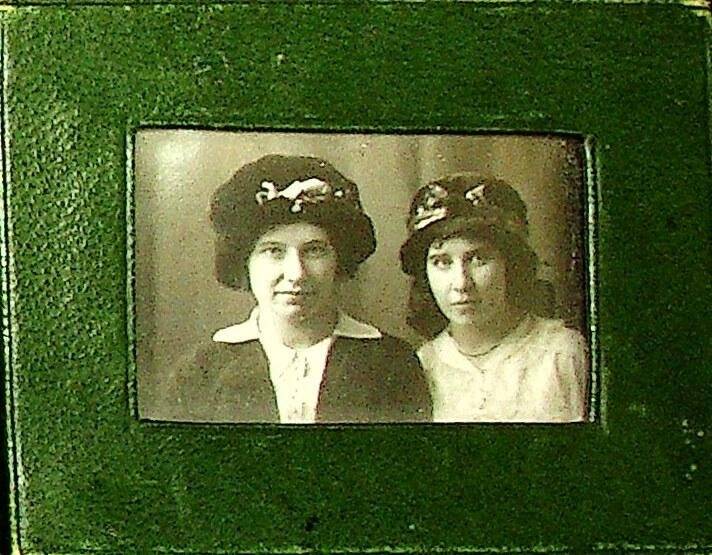 Фотография двух неизвестных дам в шляпках.