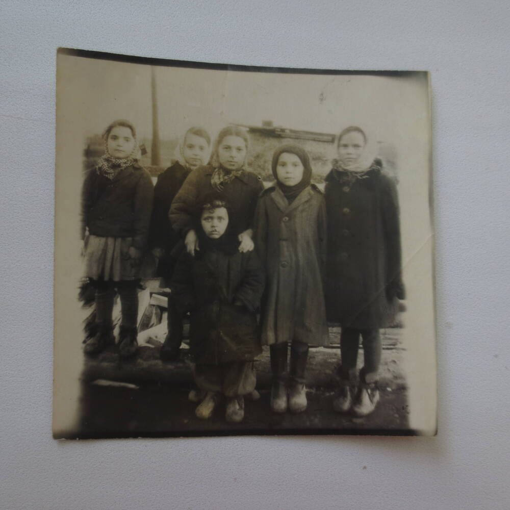 Фотография. Дети на прогулке, шахта 2-я, капитальная: Пермская область, 1955 г.