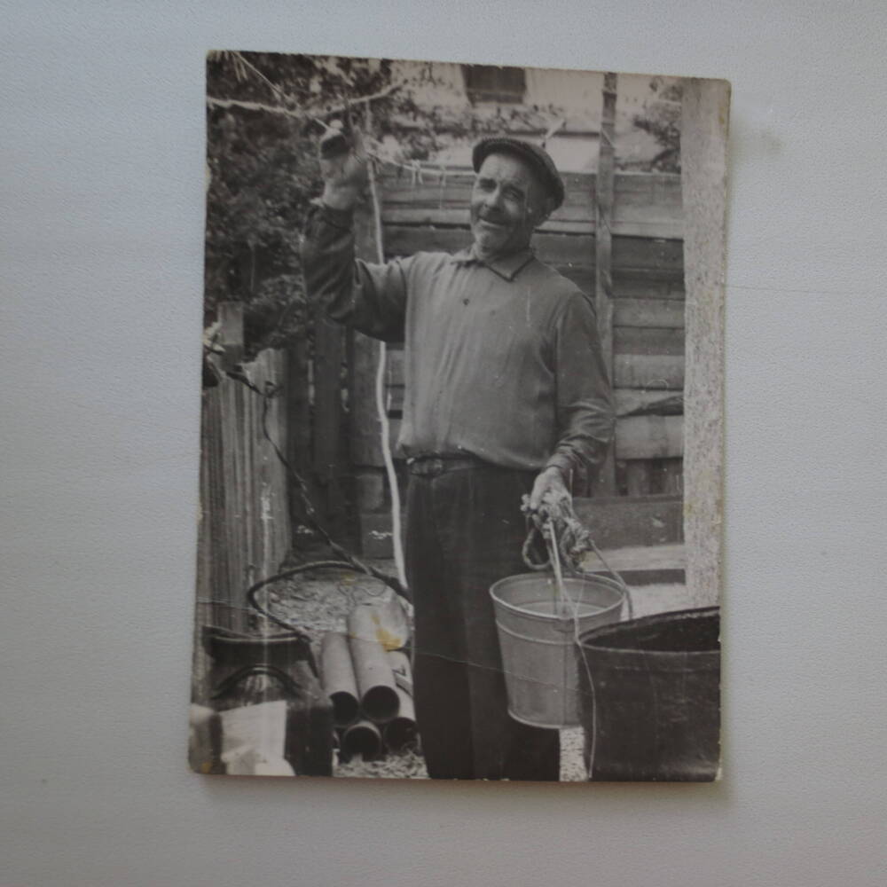 Фотография. Зеков Пантелей Пантелеевич во дворе, 1956 г., г. Александрия.