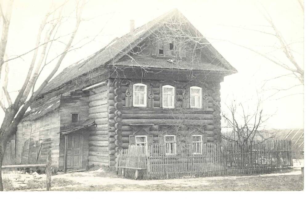 Фото двухэтажный деревянный дом с 6-ю окнами по фасаду.