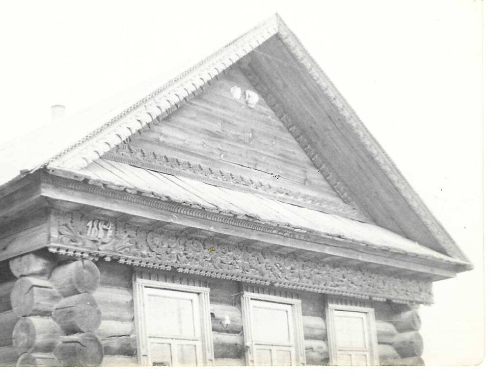 Фото фронтон деревянного дома с декоративными элементами.