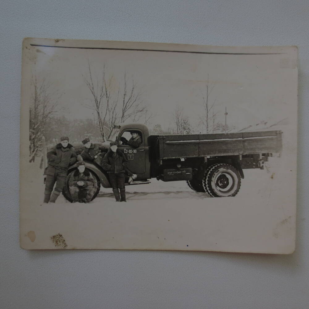 Фотография. Солдаты у грузовика, 23.02.1960 г., г. Владимир, Московской области.