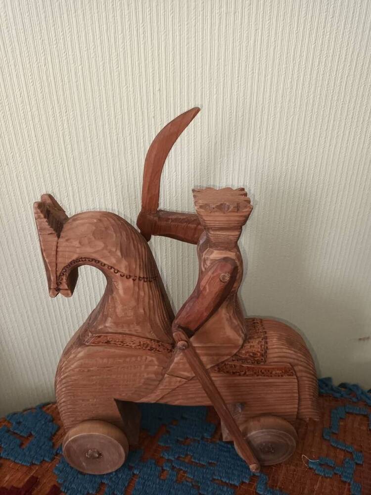 Игрушка  деревянная резная Конный всадник,держащий в руке саблю
