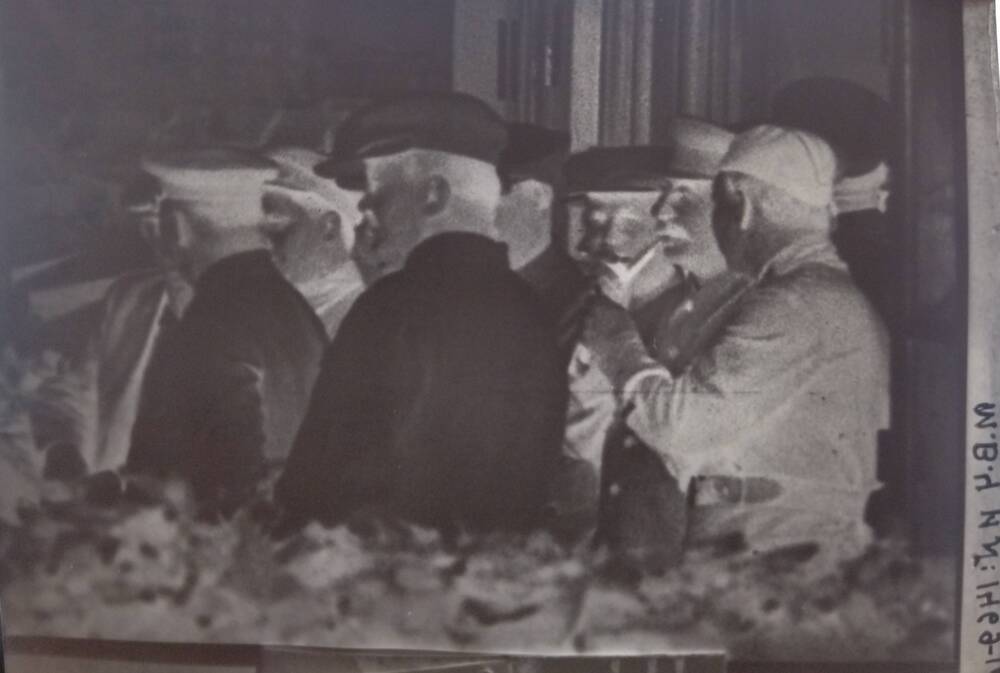 Негатив.В.П.Чкалов с И.В.Сталиным и другими членами правительства на трибуне Тушинского аэродрома в день авиации 18.08.1938 г.