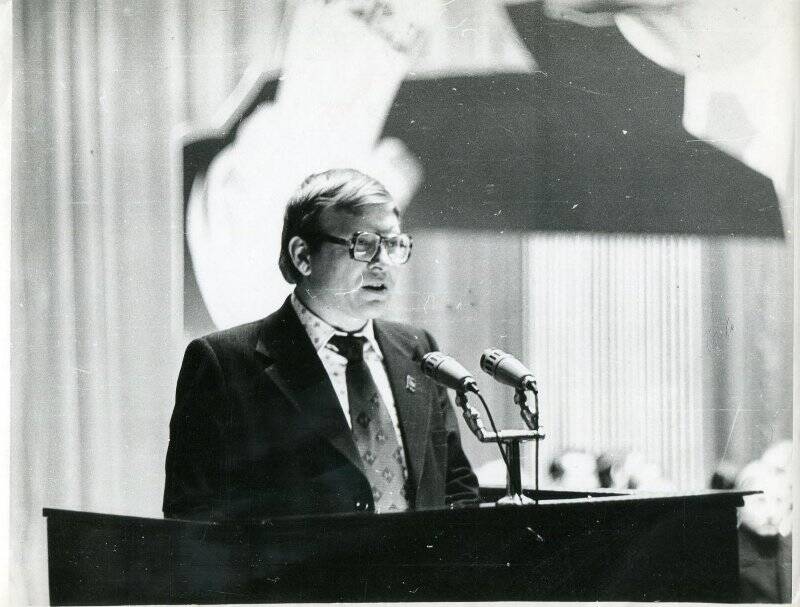 Фотография. 26 городская партийная конференция, декабрь 1980г. Выступает директор ХФЗ Тирских В.Н.