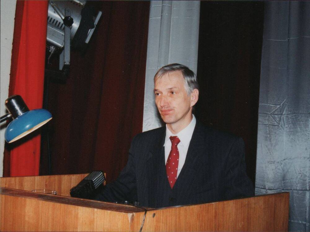 Фотография. Громов А.П., депутат Законодательной Думы Хабаровского края выступает на торжественном собрании.