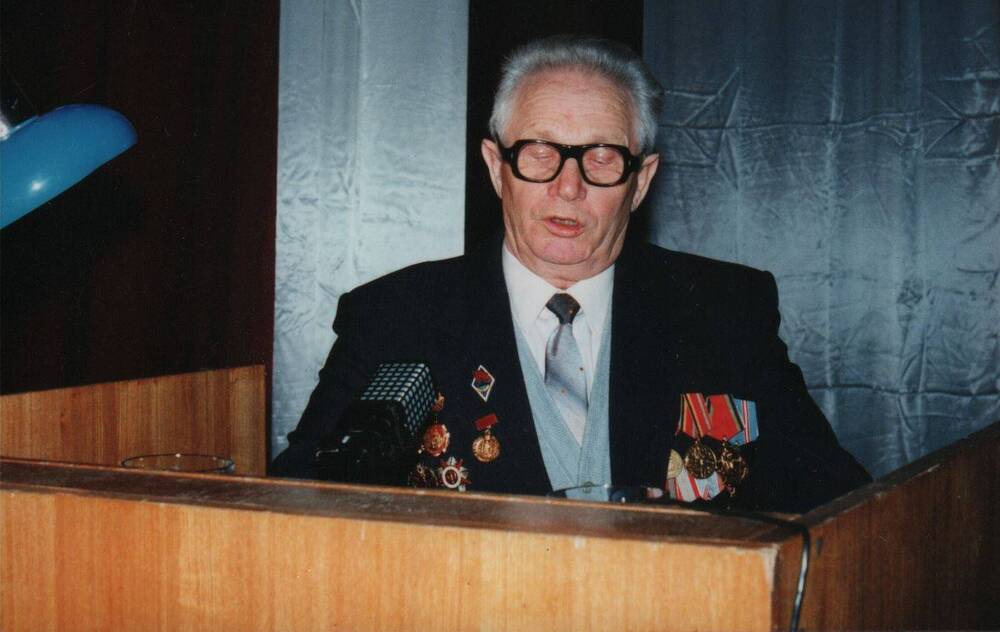 Фотография. Кончёнков Д.К., ветеран Великой Отечественной войны выступает на торжественном собрании.