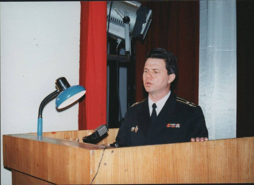 Фотография. Представитель военного морского гарнизона выступает на торжественном собрании.
