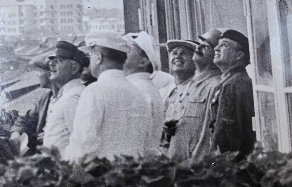 Фото. В.П.Чкалов с И.В.Сталиным и другими членами правительства на трибуне Тушинского аэродрома в день авиации 18.08.1938 г.