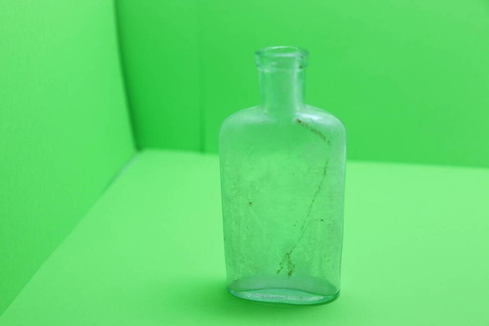 Аптекарская стеклянная плоская бутылочка с конусообразным горлышком, без лекарственных средств. Без клейма и без надписей. Без пробки. Набор аптечных провизорских бутылочек (пузырьков) периода начала 1900-х - 1940-х гг. (для микробиологических исследований), 8 шт.