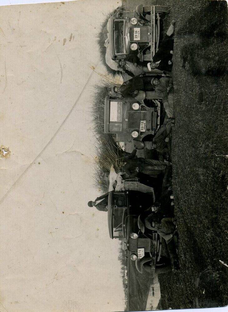 Фотография ч/б, групповая. На снимке завоз посадочного материала для Сакского парка. 1935 г. 