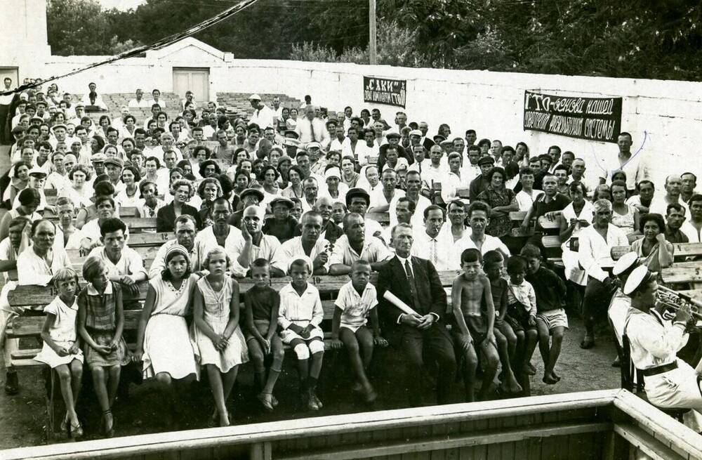 Фотография ч/б, групповая. На снимке курзал курорта Саки 1931 г. 