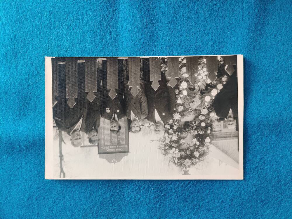 Фотография бывших партизан бригады имени Чапаева у памятника погибших партизан в деревне Чеховка Погарского района.