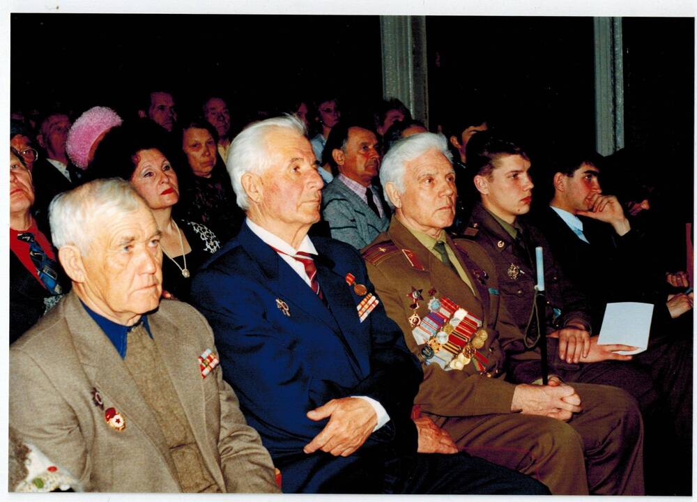 Фотография. Участники торжественного собрания, посвященного 50-летию Победы.