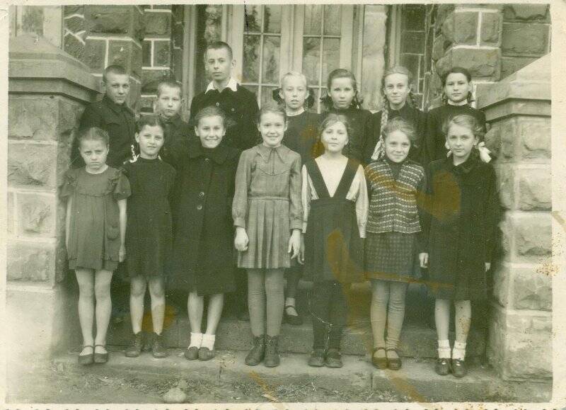 Фотография. Группа детей служащих треста Кемеровоуголь на крыльце каменного дома.