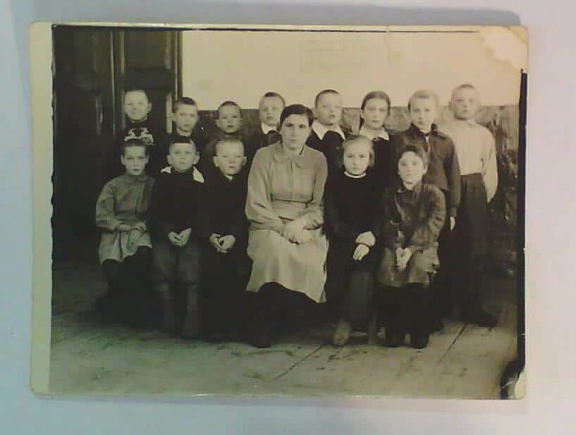 Фотография. Групповой портрет учеников Толмачевской школы с учителем Балакиной Ольгой Федоровной.1955 год.
