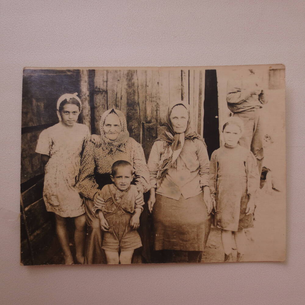 Фотография. Представители греческой семьи,1950 г. Урал, 2 ая капитальная шахта.