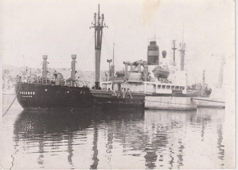 Фото ч/б. Параход Чусовой в Югославском порту. 1976 год.