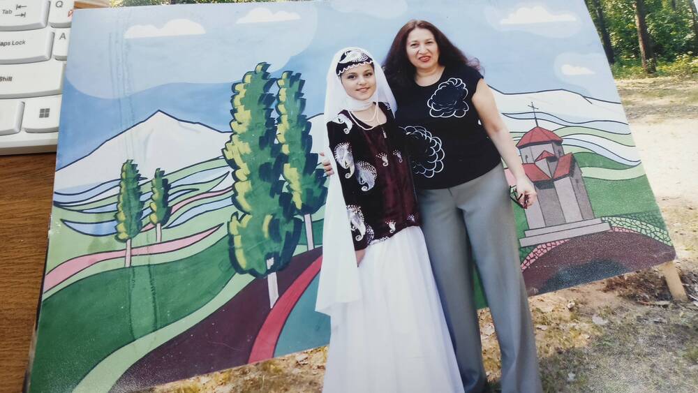 Фото цветное ,   Ж,Б.Лобанова  и дочь Марина Владимировна Лобанова в армянском национальном костюме на дне города Димитровграда.