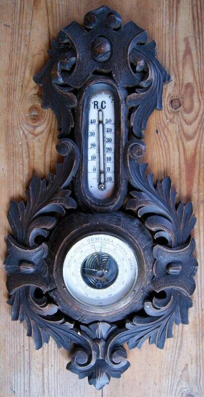 Барометр с термометром настенный в резной деревянной раме. Принадлежал учителю А.И.Котовой.