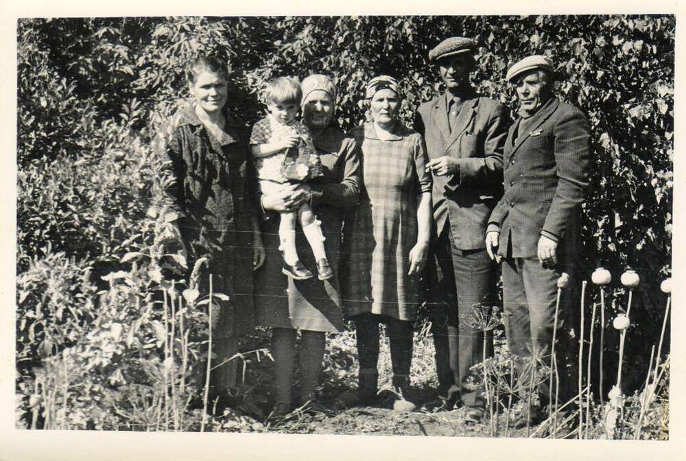 Фотография черно-белая, портрет групповой в полный рост. Белозерских Иван Андриянович с родственниками.