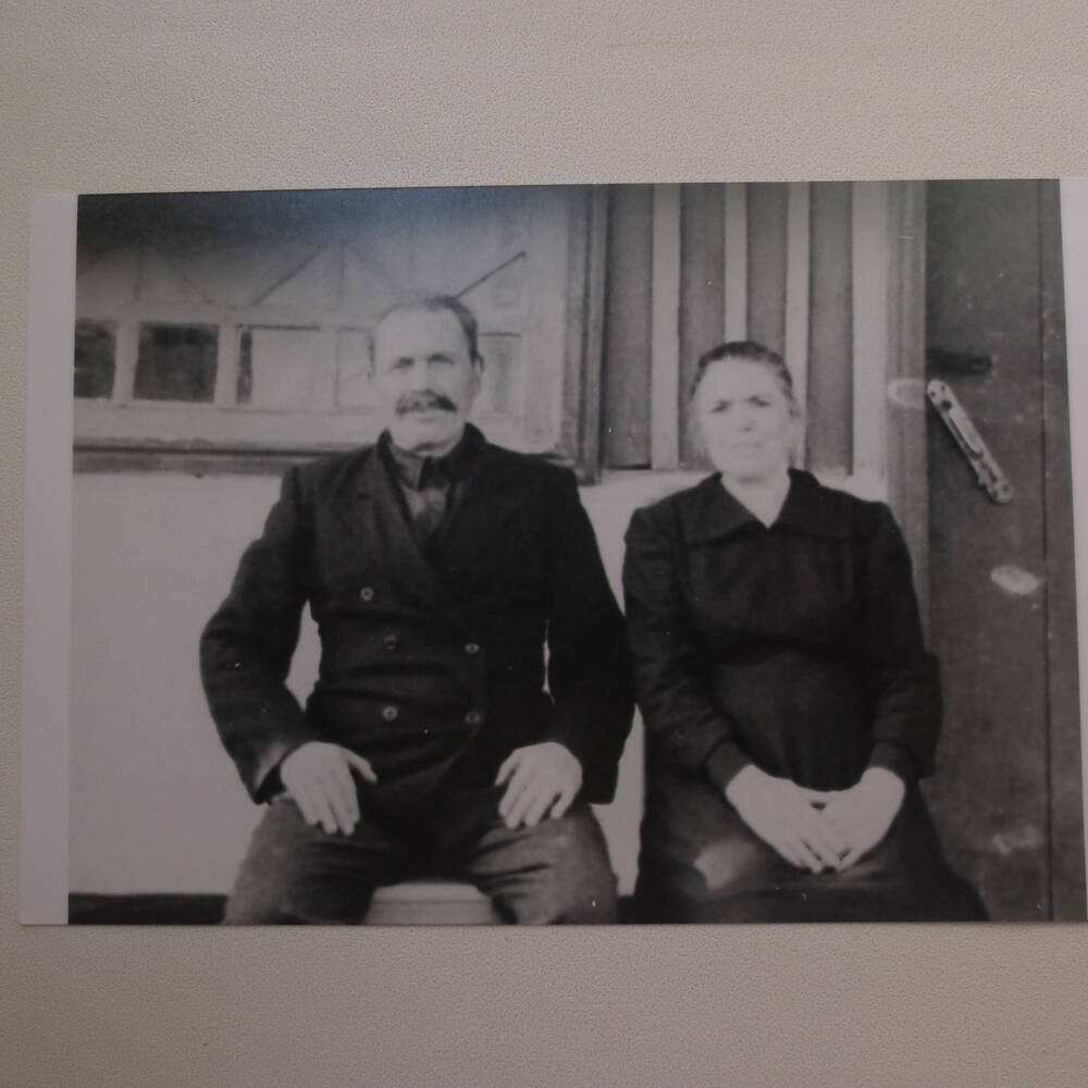 Фотография. Панаетов Григорий Егорович с женой Елизаветой у дома,  конец 1940, Пермская область, шахта 4-я.