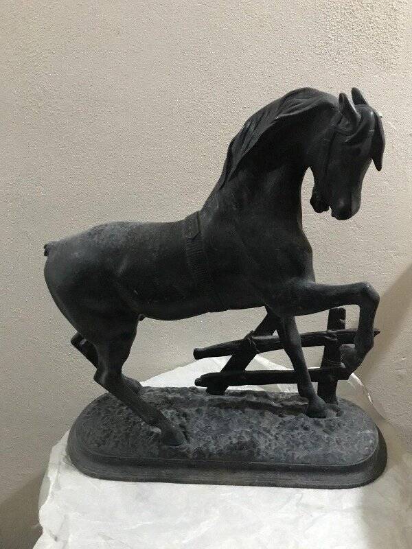 Скульптура Конь на привязи в испуге