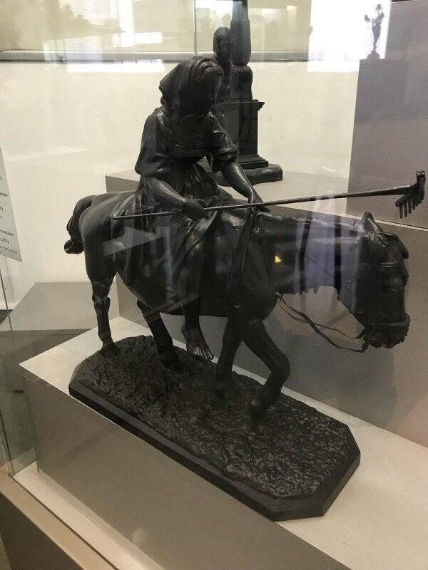 Скульптура Крестьянка на лошади