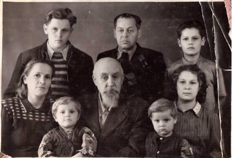 Фотография семейная. Михаил Васильевич Машинцев (в центре) с сыном, снохой и внуками