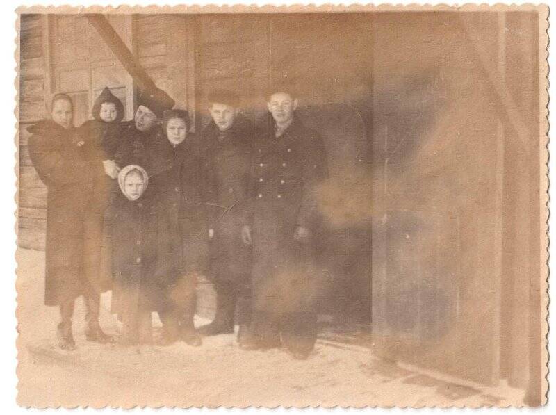 Фотография. Семья Машинцевых на фоне деревянного дома