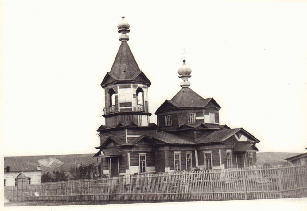 Фото. Деревянная церковь в с. Ольшанка,  архитектурный памятник ХIХ века.