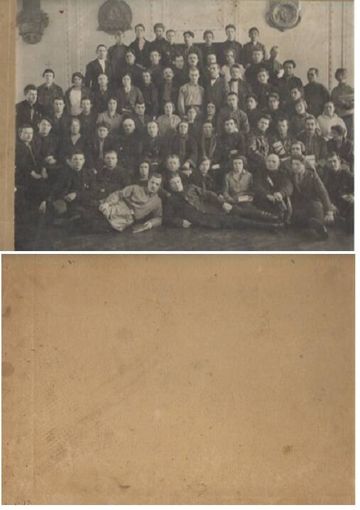 Черно-белая фотография на паспарту. Коллективный портрет. В третьем ряду сверху, первая слева - Курбатова (Губина) Ю.Н. Из архива Курбатовых.